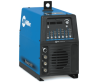Soldadora Dynasty 400 208-575 V, potente y compacto inversor AC/DC que ofrece un rendimiento de arco superior y capacidades de modelado de arco de CA, con tecnología Auto-Line para conexión a cualquier voltaje o frecuencia.