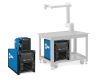 Equipo Miller Auto Deltaweld 500 mostrado con alimentador de alambre superior y su aplicación integrado en una mesa de trabajo con brazo robótico cobot.